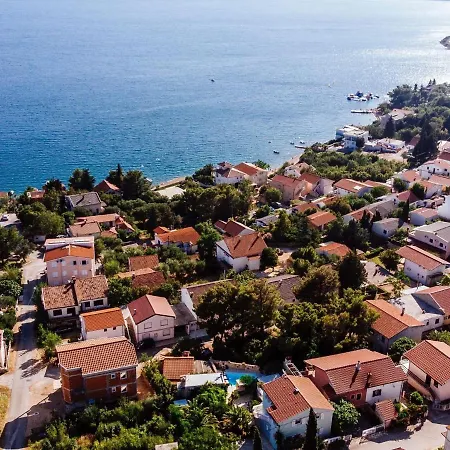 Beautiful With Private Pool, Garden With Relax Area, Taverne * Maslenica