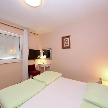 Beautiful With Private Pool, Garden With Relax Area, Taverne Casa de Férias Maslenica