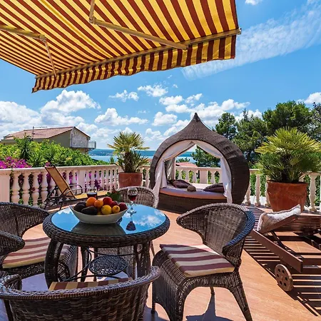 Beautiful With Private Pool, Garden With Relax Area, Taverne * Maslenica
