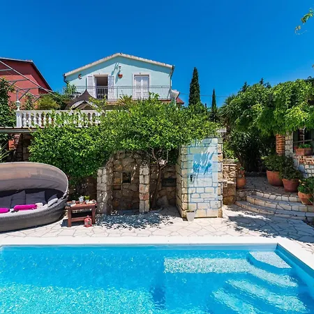 Beautiful With Private Pool, Garden With Relax Area, Taverne