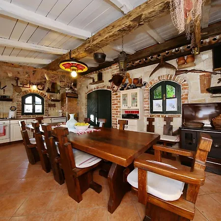 Casa de Férias Beautiful With Private Pool, Garden With Relax Area, Taverne *