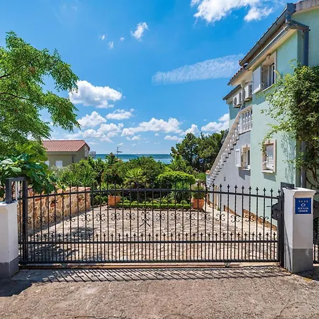 Beautiful With Private Pool, Garden With Relax Area, Taverne *
