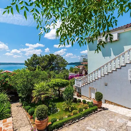 Beautiful With Private Pool, Garden With Relax Area, Taverne * Maslenica