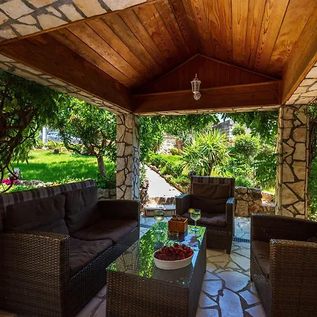 Casa de Férias Beautiful With Private Pool, Garden With Relax Area, Taverne Maslenica