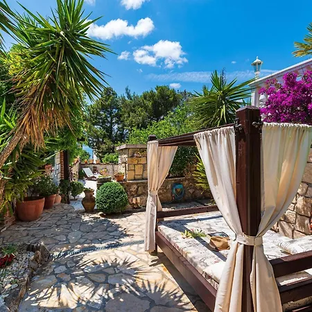 Beautiful With Private Pool, Garden With Relax Area, Taverne * Maslenica