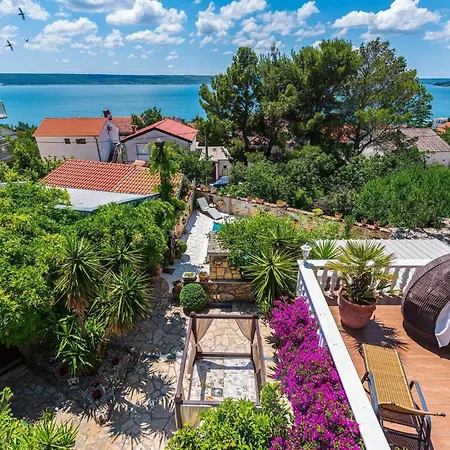 Casa de Férias Beautiful With Private Pool, Garden With Relax Area, Taverne Maslenica