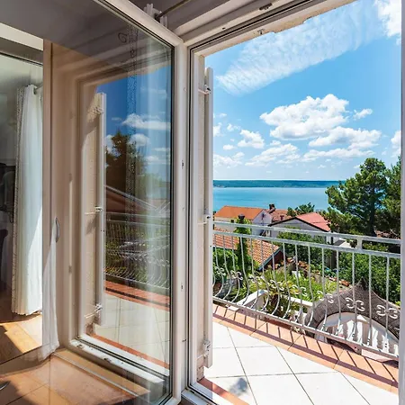 With Sea Views & Pool بيت للعطل ماسلينتسا