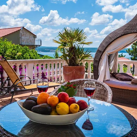 بيت للعطل With Sea Views & Pool