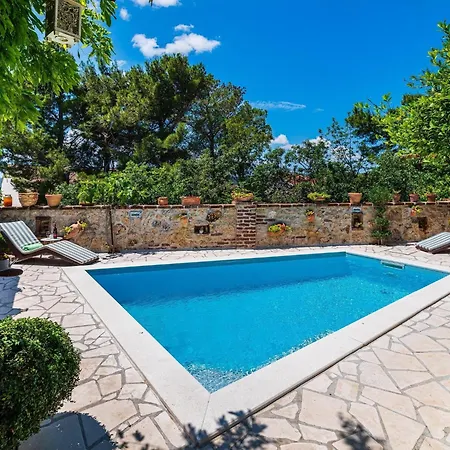 Beautiful With Private Pool, Garden With Relax Area, Taverne Масленица