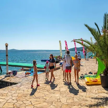 With Sea Views & Pool بيت للعطل
